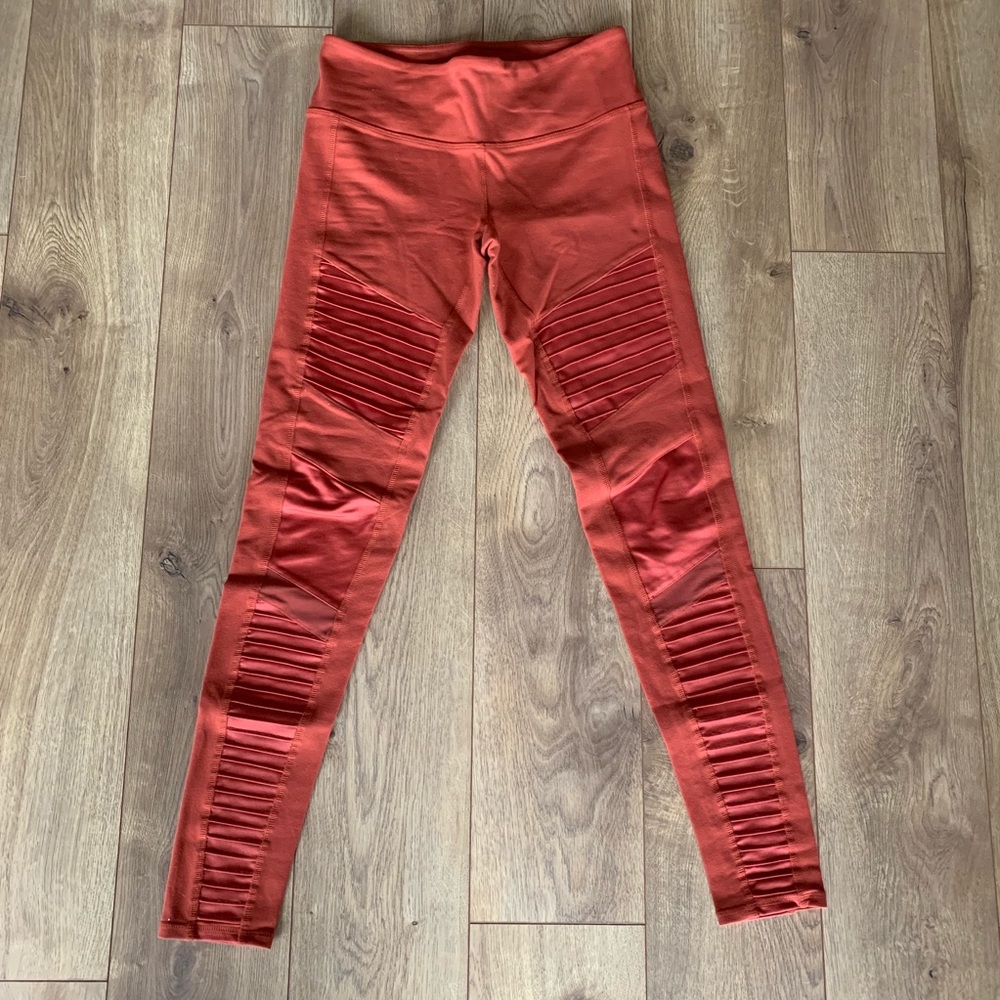 Alo Yoga Moto legging in sunbaked